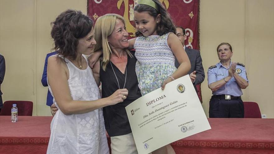 La policía local de Cáceres homenajea a Sofía, la niña de 6 años que intentó salvar la vida de su padre