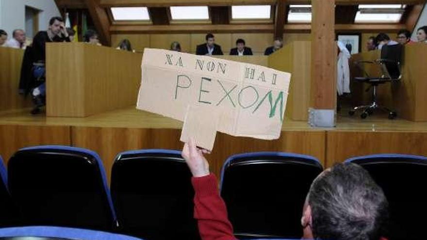 Manuel Sangiao volvió a ir al pleno con una pancarta. // Bernabé /J.Lalín
