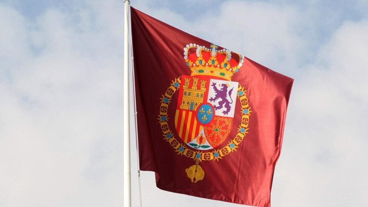 Detalle de la bandera con el nuevo escudo de armas de Felipe VI que ondea en el Palacio de la Zarzuela.