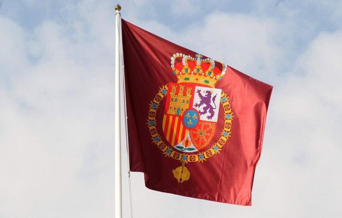 Detall de la bandera amb el nou escut d’armes de Felip VI que oneja al Palau de la Zarzuela.