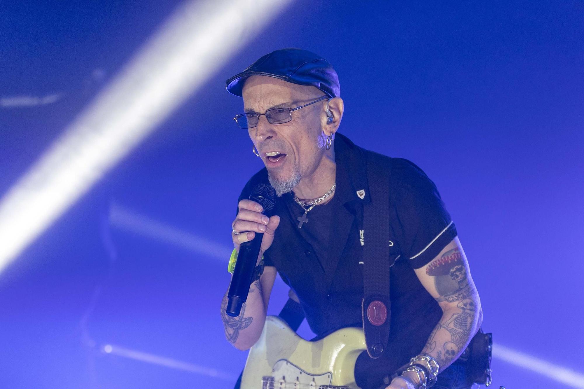 El Multiusos Fontes do Sar a los pies de Fito y sus fitipaldis