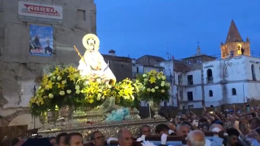 La tuna de Cáceres le canta a la Montaña