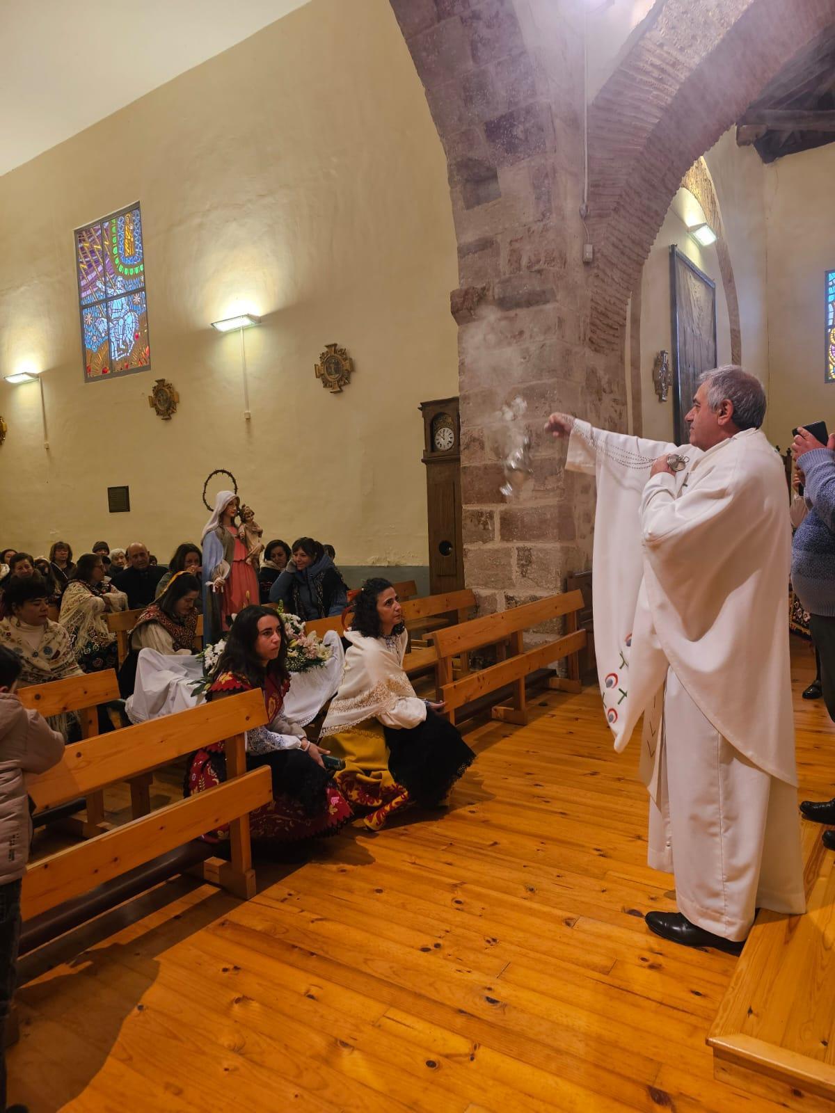 GALERÍA | Las águedas de Pajares salen procesión y bailan La Peregrina