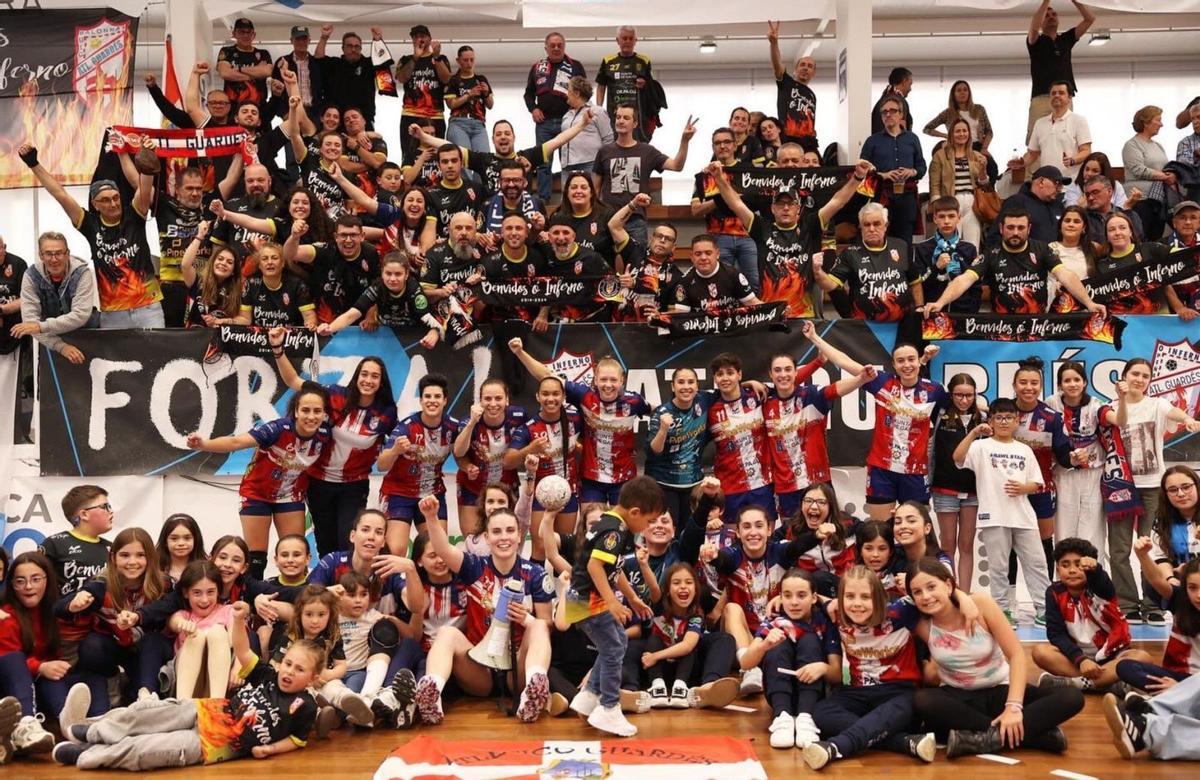 Los aficionados y las jugadoras del Guardés celebran la victoria. | Sportcoeco
