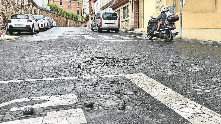 cruce con asfalto en mal estado