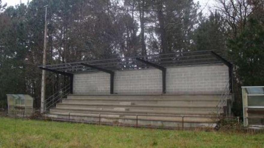 Las gradas quedaron sin cubierta y también falta el foco que estaba anclado al poste lateral.