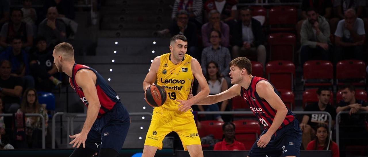 Shermadini postea ante Kotsar en una acción del partido de la primera vuelta.