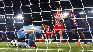 Soccer Football - Champions League - Paris St Germain v Girona - Parc des Princes, Paris, France - September 18, 2024 Gironas Paulo Gazzaniga misses the ball as Paris St Germains Nuno Mendes scores their first goal REUTERS/Sarah Meyssonnier