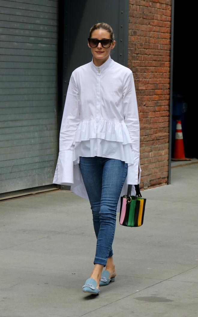 Olivia Palermo con camisa blanca de volantes, vaqueros y mules joya