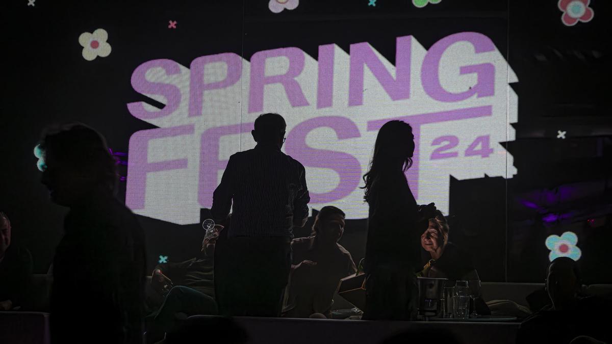 Fiesta Springfest de la discoteca Opium,  jóvenes estadounidenses pausan en su curso lectivo.