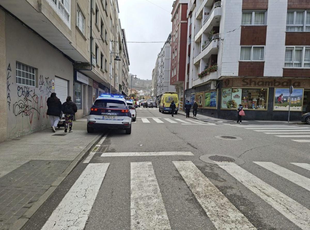 Policía y Emergencias Cangas, en el lugar del atropello.