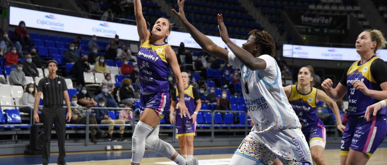 Gaby Ocete lanza a canasta ante la defensa de Diarra en un lance del partido de ayer.