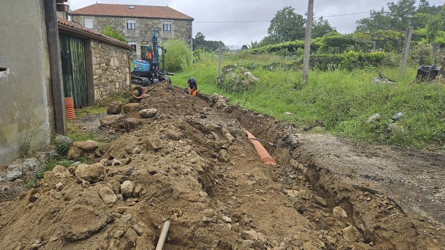 Boqueixón renueva el acceso por carretera a la aldea de Pazos y canaliza sus aguas pluviales