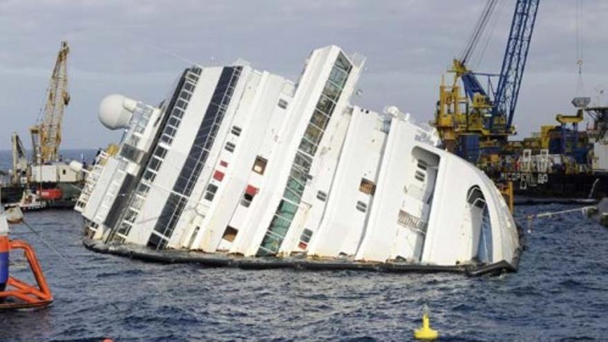 El Costa Concordia sigue encallado en Italia un año después