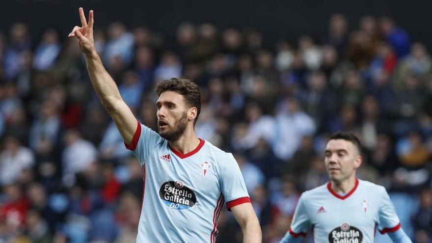 Sergi Gómez y Aspas celebran un gol al Sevilla. // R. G.