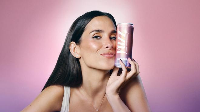 María Pombo amplía sus negocios hacia el 'skincare' con YUZZ, su nuevo refresco con vitamina C y ácido hialurónico