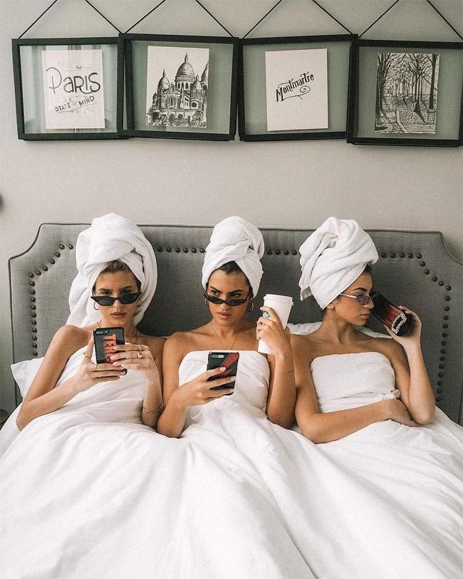 La rutina de belleza de las 'influencers' Teresa Andrés Gonzalvo, Marta Lozano y Meri Lozano, con toalla en la cabeza