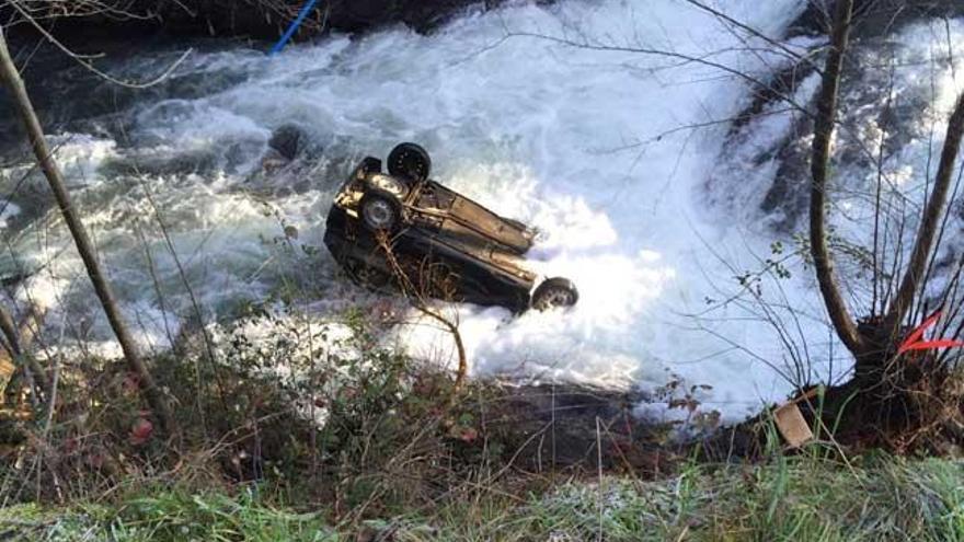 El coche volcado en O Barco de Valdeorras. // FDV