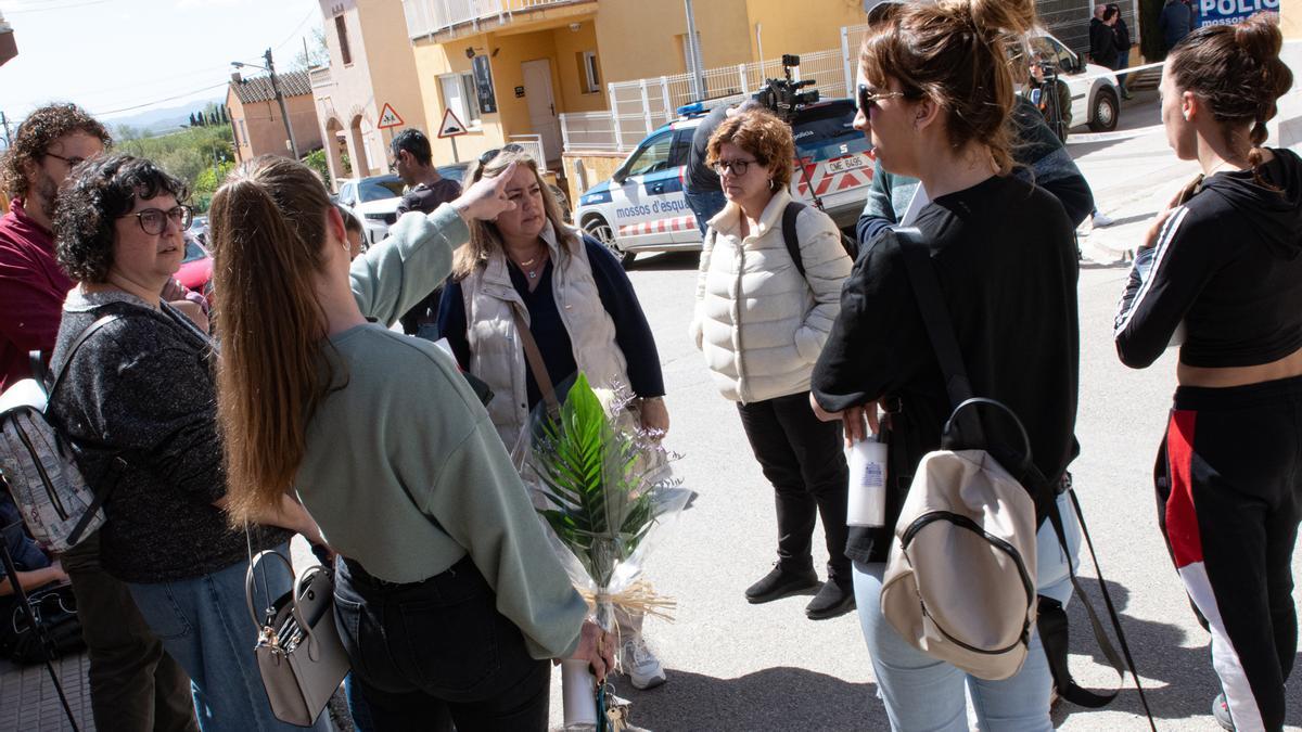 Varios vecinos llegan al lugar del crimen en Bellcaire d'Empordà