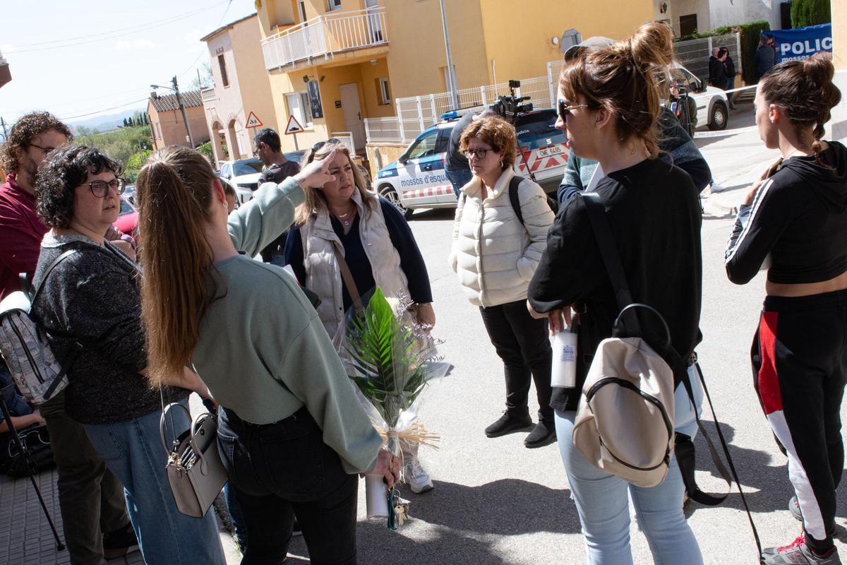 Varios vecinos llegan al lugar del crimen en Bellcaire d'Empordà