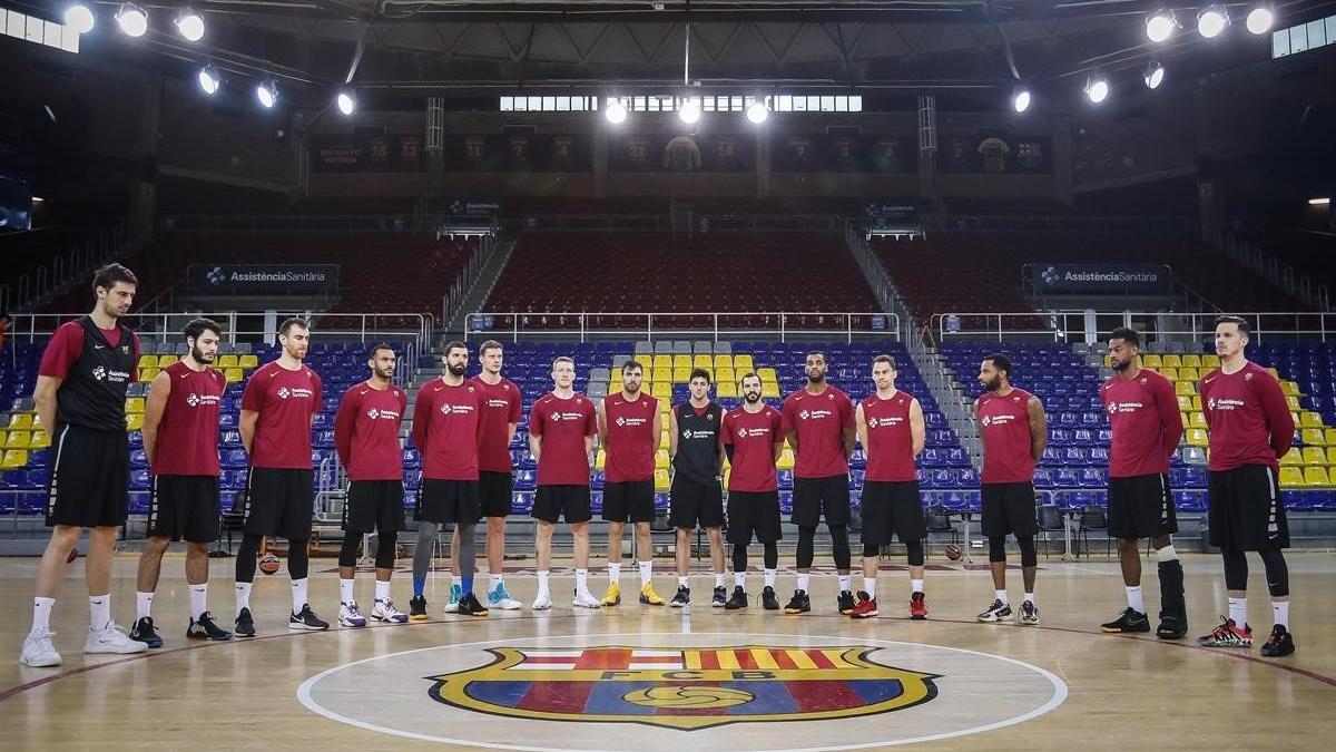 Los jugadores del Barça, formados en el centro del Palau, durante el homenaje a Kobe