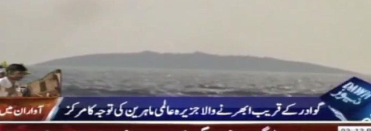La nova illa que ha aparegut a prop de la costa del Pakistan després del terratrèmol de 7,7 graus, que ha causat més de 200 morts.