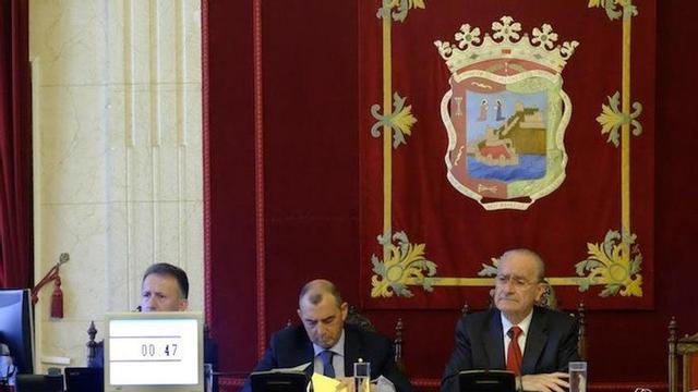El pleno estrenó ayer un reloj para medir el tiempo de intervención de los concejales.