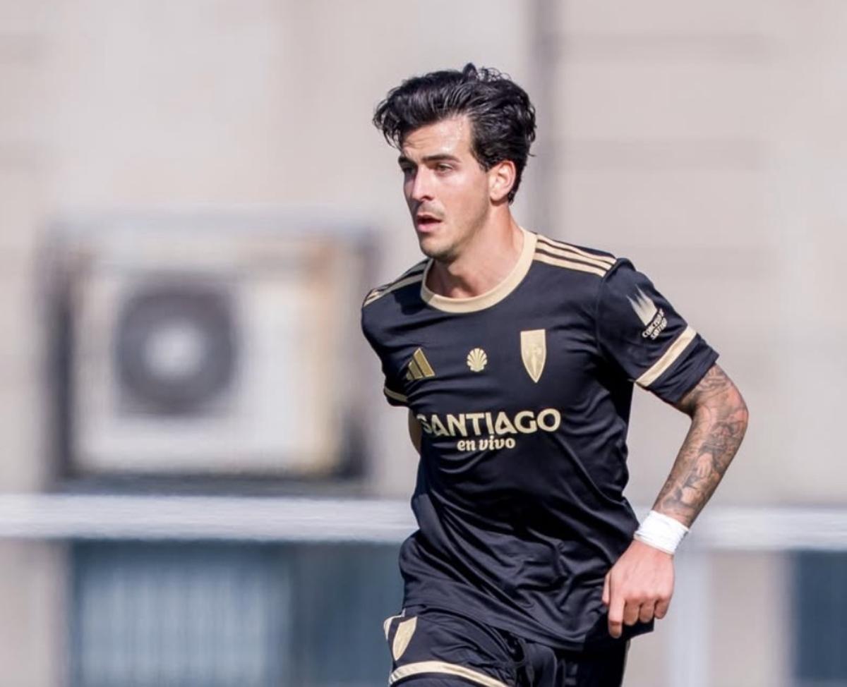 Riki Mangana, durante el duelo entre Silva y Compostela en A Grela.