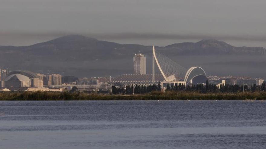 Boina de humo formada ayer sobre la ciudad de València. | GERMÁN CABALLERO