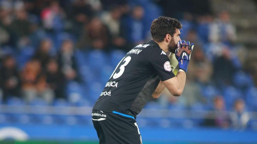 Germán Parreño da instrucciones a sus compañeros durante un partido del Deportivo. |  // IAGO LÓPEZ