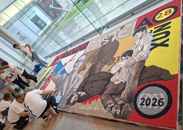 Los alfombristas de la Asociación Cunchas e Flores de Bueu trabajando en el tapiz en el Museo de Pontevedra.