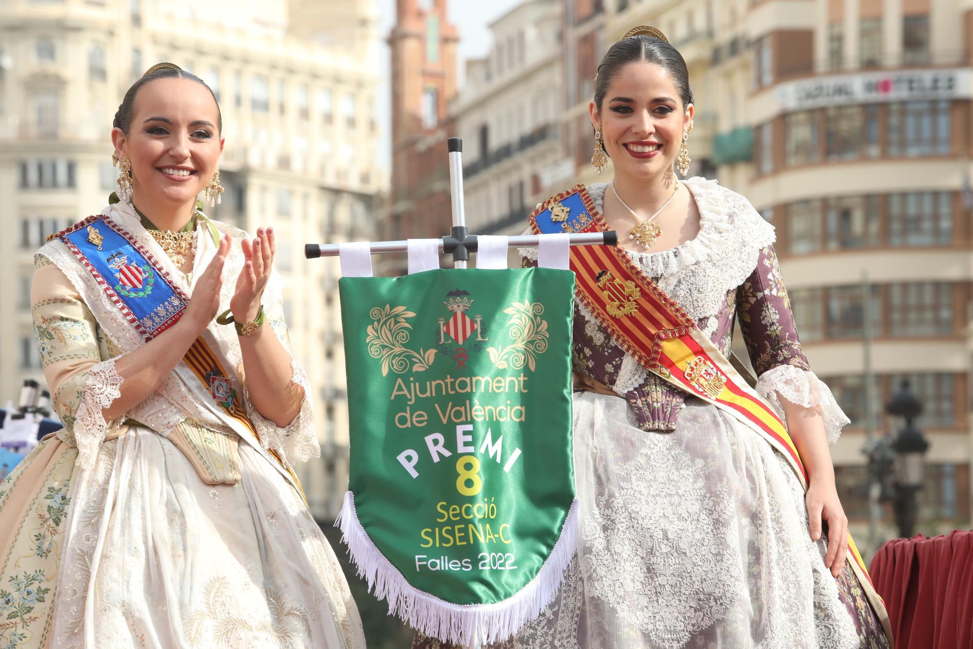 Carmen, la corte y falleras ilustres en la entrega de premios de las Fallas 2022