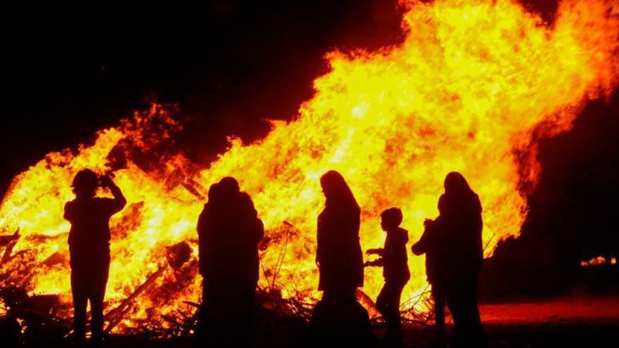 Así fue la noche de San Juan en O Salnés: mucho ambiente y algunas gamberradas