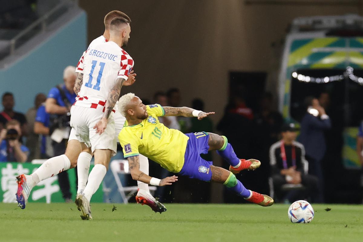 Marcelo Brozović (i) de Croacia disputa un balón con Neymar de Brasil hoy, en un partido de los cuartos de final del Mundial de Fútbol Qatar 2022 entre Croacia y Brasil en el estadio Ciudad de la Educación en Rayán (Catar) EFE/ Esteban Biba