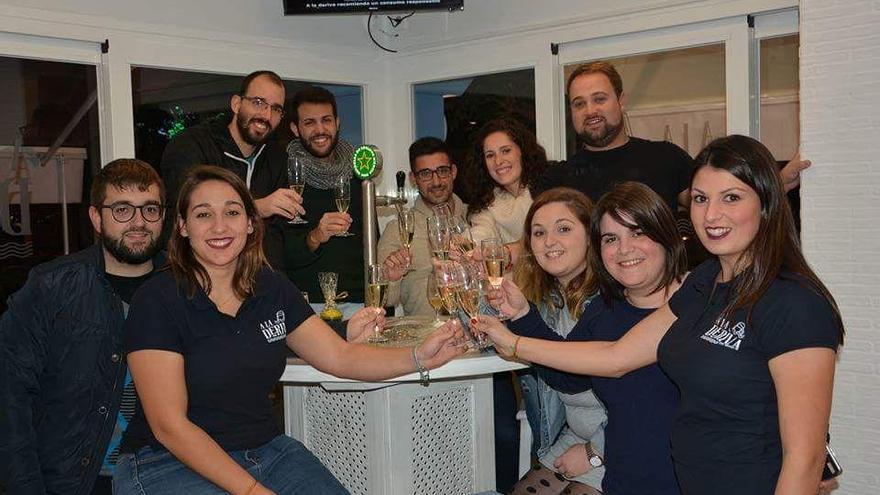 Dos emprendedoras de 22 y 23 años abren en Xàbia la primera cervecería autoservicio de la Marina Alta