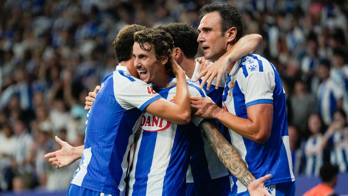El defensa del Espanyol Carlos Romero es felicitado por sus compaÃ±eros tras marcar el gol ante Osasuna, en el RCDE Stadium