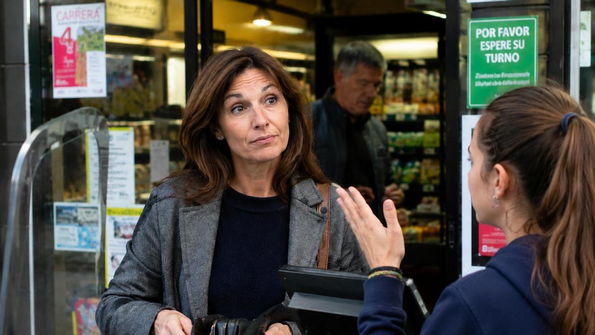 Una joven se dirige como señora a una mujer de mediana edad.
