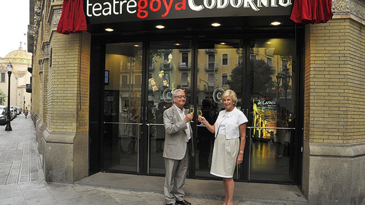 El presidente de Focus, Daniel Martínez, y la presidenta de Codorníu, Maria del Mar Raventós, ante el Teatre Goya Codorníu, este jueves