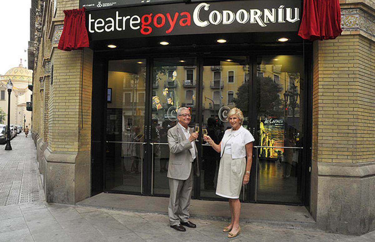 El president de Focus, Daniel Martínez, i la presidenta de Codorníu, Maria del Mar Raventós, davant el Teatre Goya Codorníu, aquest dijous.