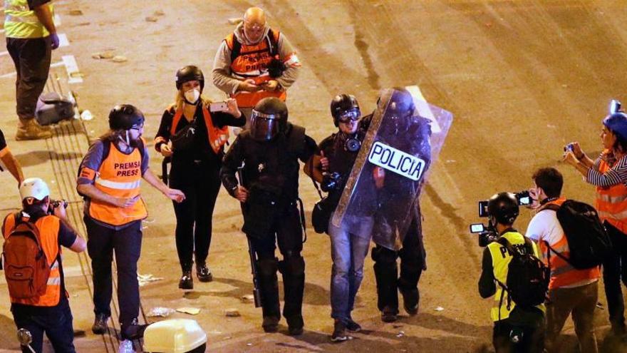 Los agentes detienen al fotoperiodista Albert García.