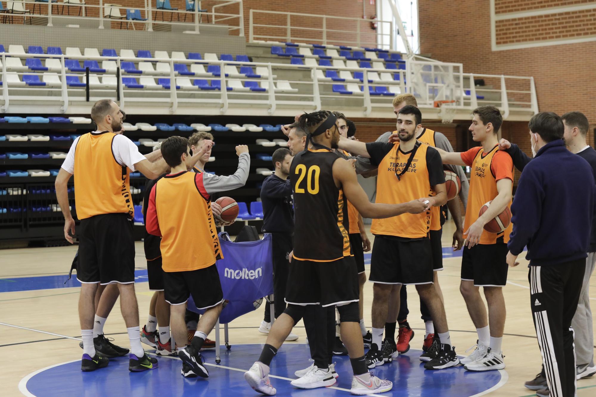 Entrenamiento del Oviedo Club Baloncesto en Pumarín