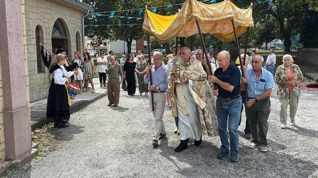 El párroco José María Crespo entrando al templo de San Emiliano. | E. P.
