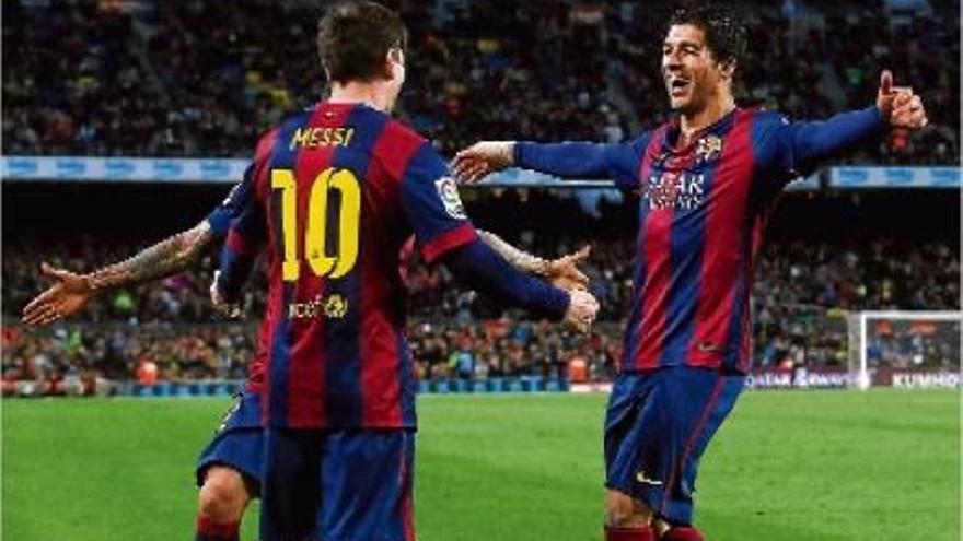Luis Suárez (dreta), bigolejador ahir, abraça Messi després del gol