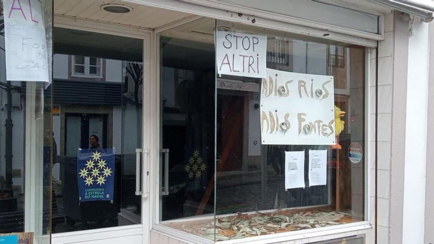 Una tienda de la rúa de San Pedro, con carteles contra la celulosa.