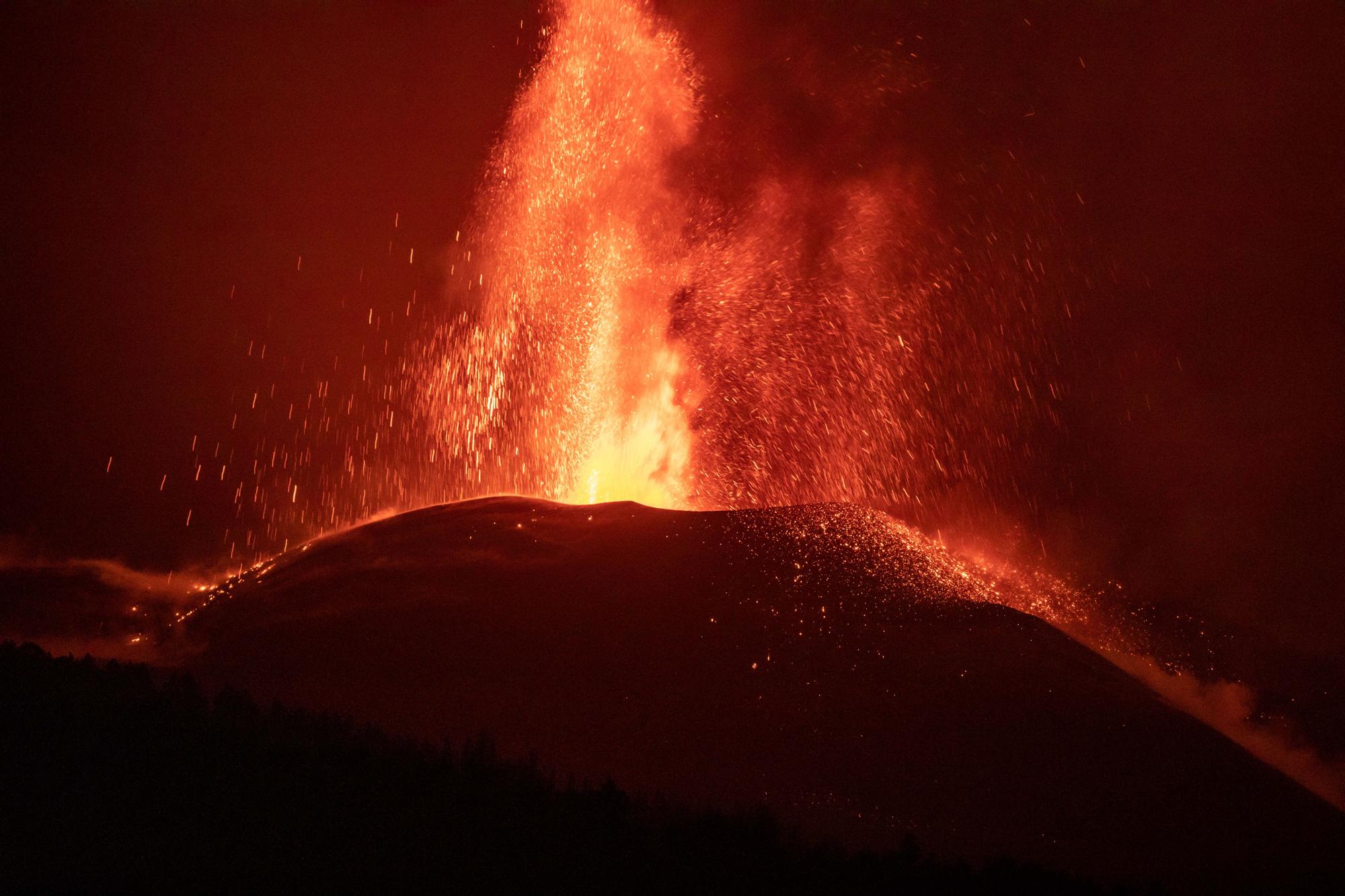 El volcán de La Palma en todo su esplendor durante la noche