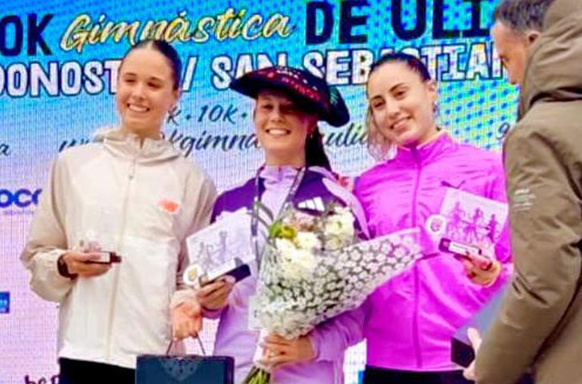 Isabel Barreiro, en el centro, con María Forero y Marta Serrano. |