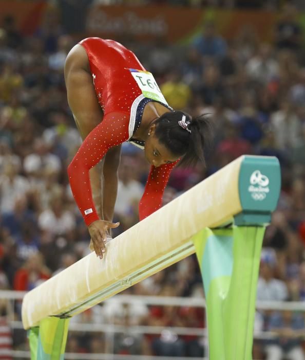 Sime Biles a punto de perder el equilibrio.