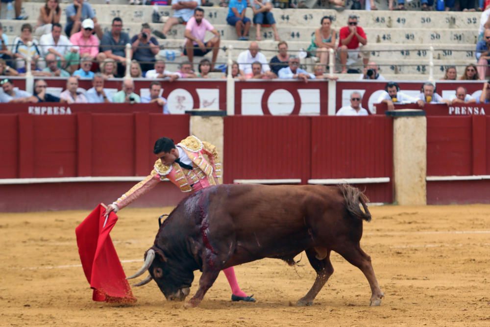 Las imágenes de la tercera corrida de abono de la feria taurina de Málaga en La Malagueta.