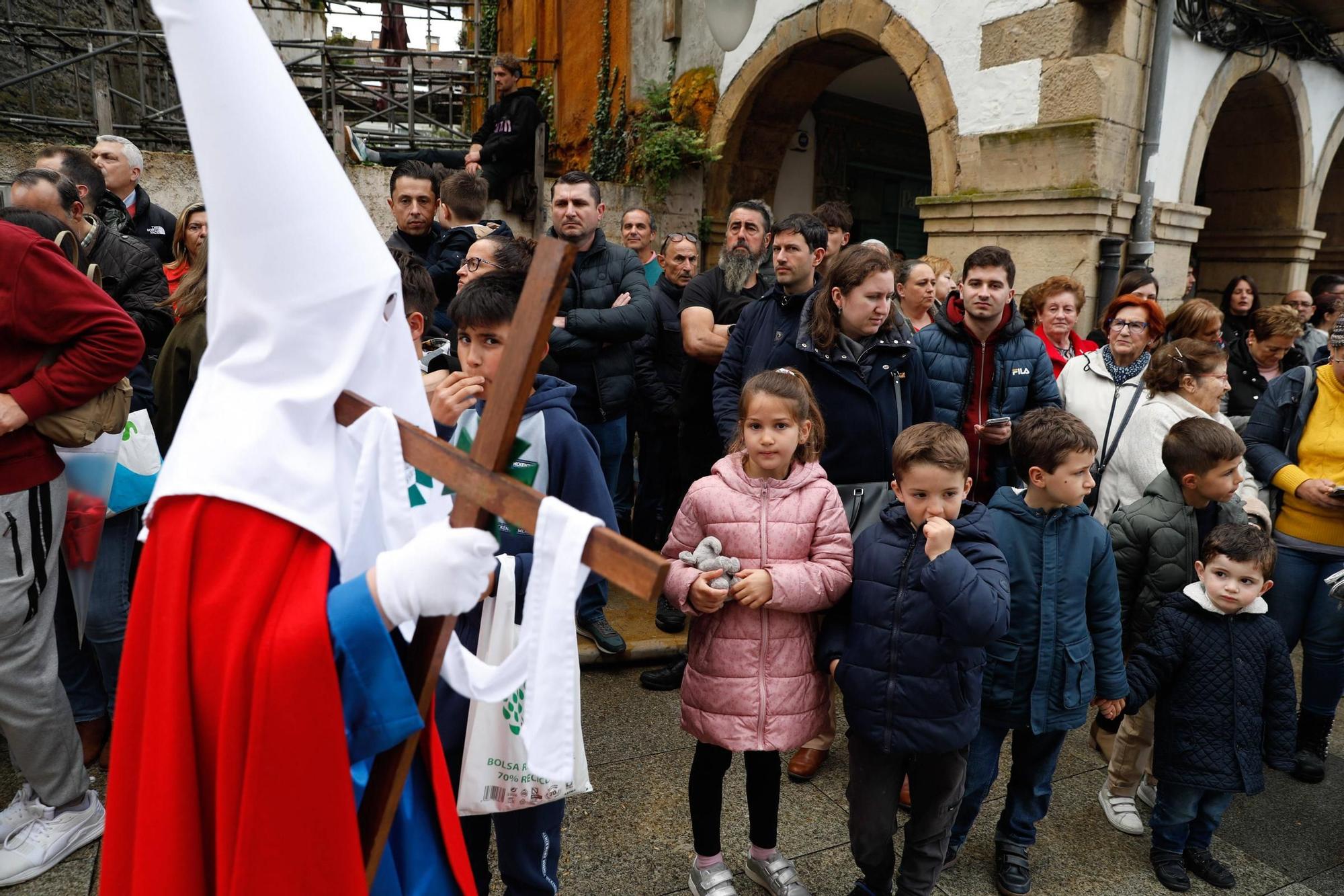 EN IMÁGENES: La multitudinaria procesión del Santo Entierro en Avilés