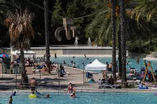 "Siempre llegamos a primera hora": colas de hasta 45 minutos en la piscina más económica y familiar de Barcelona